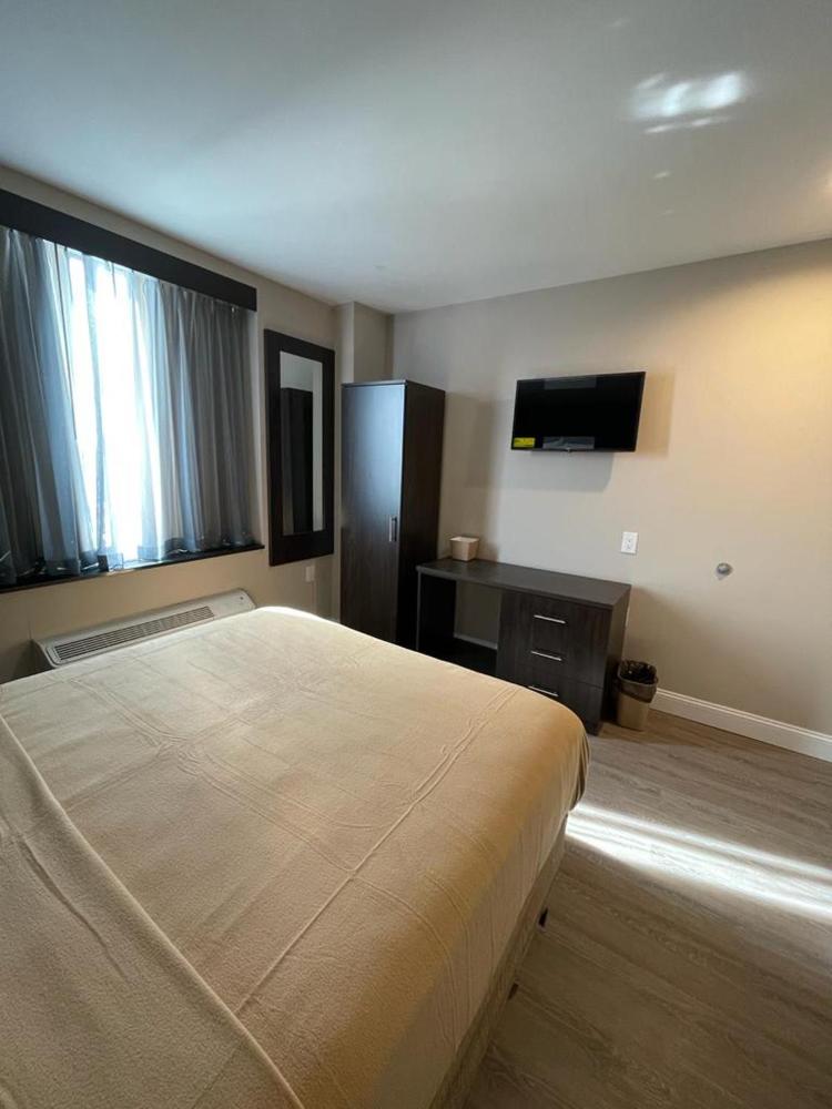 Queen Room interior